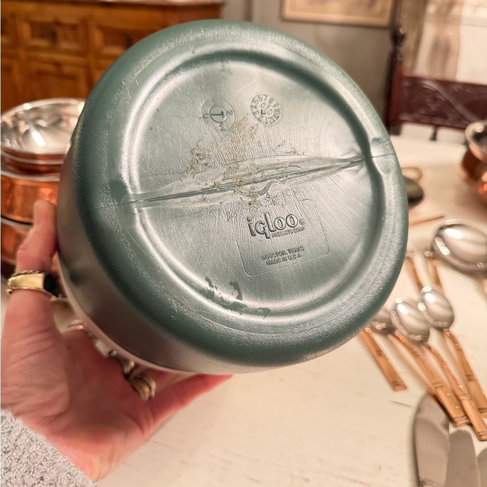 Vintage Igloo Insulated Cooler Beverage Jug - Picture 5 of 6